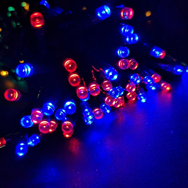 Samuel Alexander 100 LED 10m Premier Christmas Indoor Outdoor Multi Function Battery Operated String Lights with Timer in Multicoloured