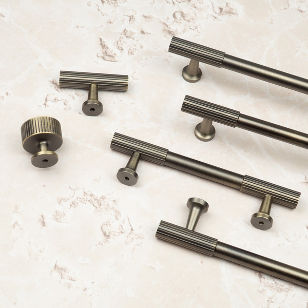 Handle & Home Antique Brass Reeded Knob/Handles