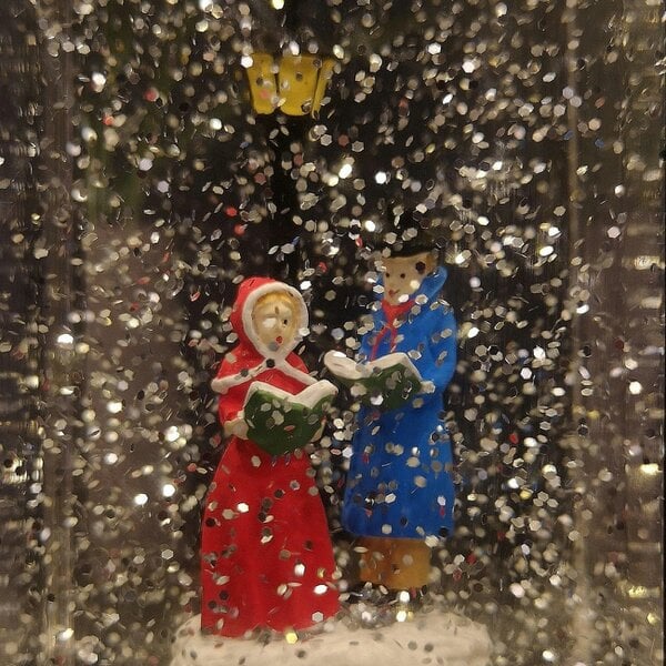 Samuel Alexander 27cm Dual Power Light up Christmas Glitter Water Spinner Rustic Lantern Carol Singing Scene with LEDs