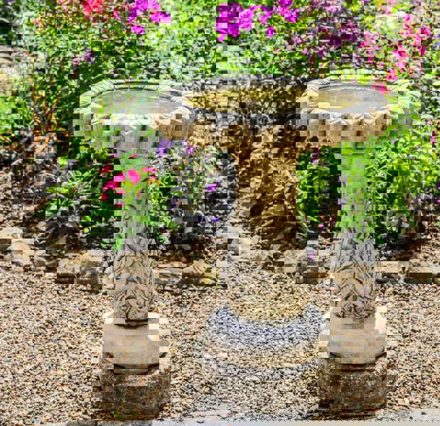 Daisy Design Birdbath with flower-shaped Basin