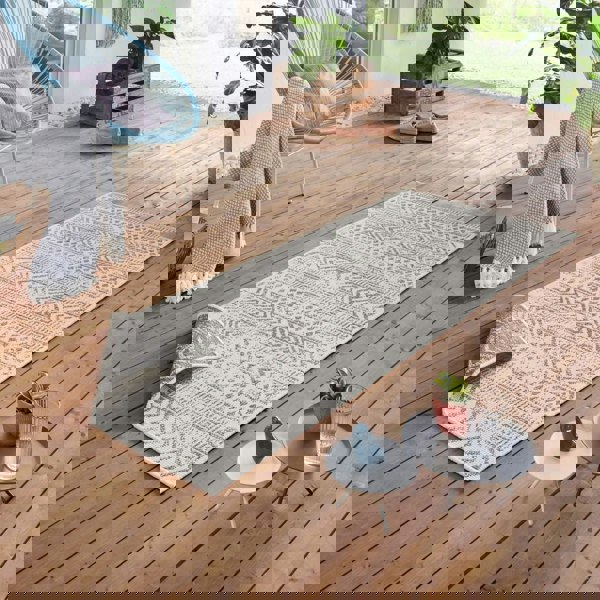 Indoor-Outdoor Reversible Geometric Grey Rug