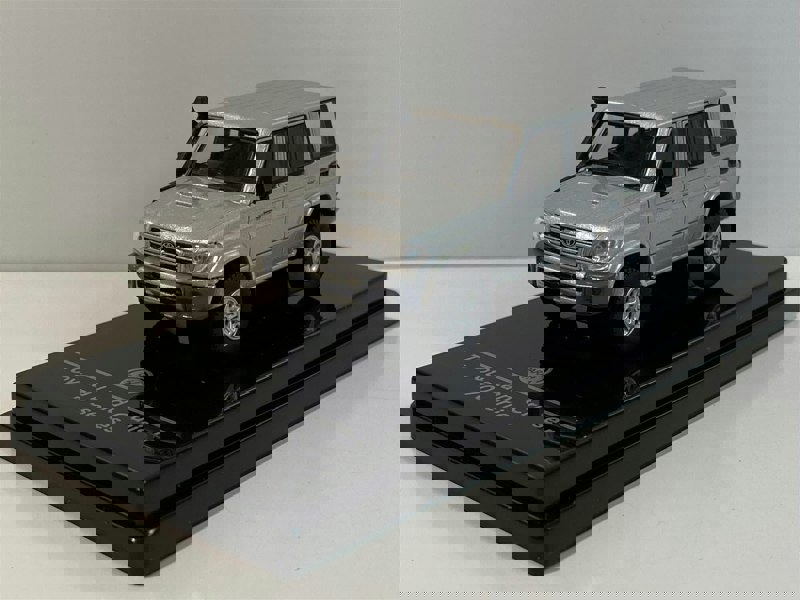 toyota land cruiser 76 silver pearl 1:64 scale paragon 65312r