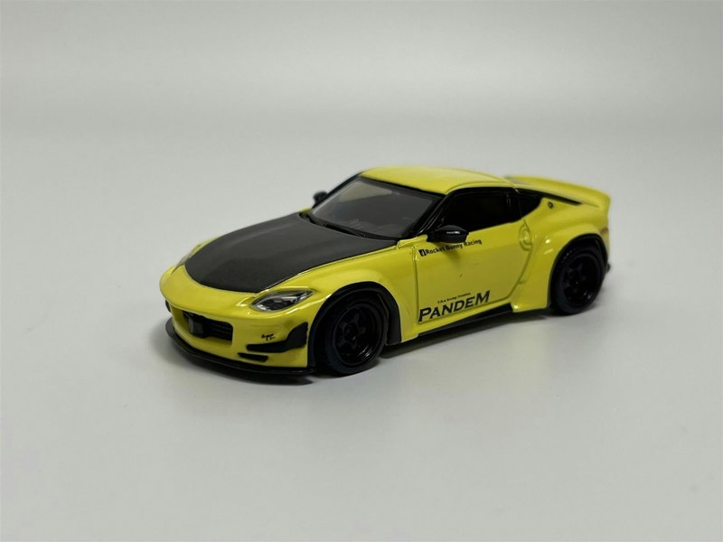 Mini GT Nissan Z Pandem Ikazuchi Yellow LHD 1:64 Mini GT MGT00752L