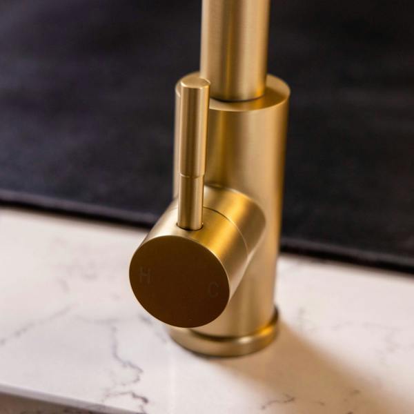 Flode Runda | Kitchen Sink Mixer with Pull out Spray | Brushed Brass | Round Head