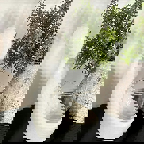 Maison des Cadeaux Tranquil Statuette with Glass Bowl