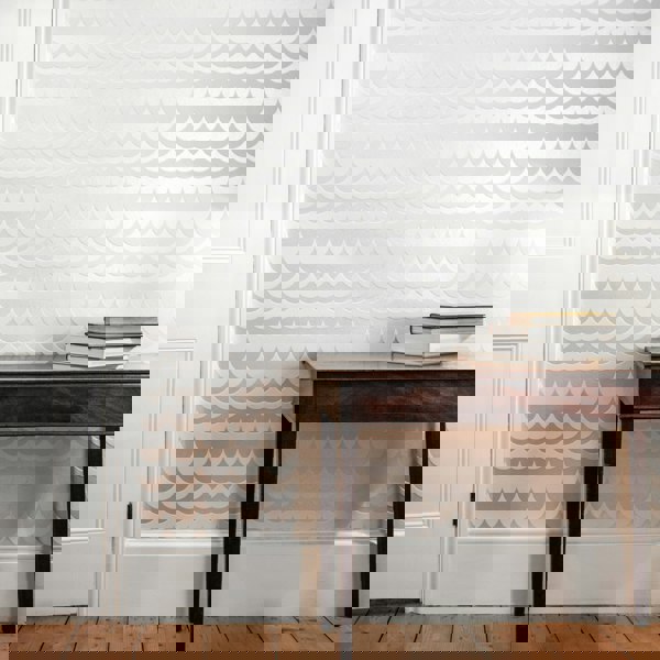 SCOOP wallpaper white flock / silver lustre