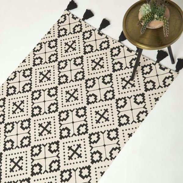 HOMESCAPES Reva Black & White Cotton Geometric Rug