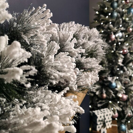 Samuel Alexander 6ft (1.8m) Premier Christmas Snow Flocked Green Garland with Pine Cones