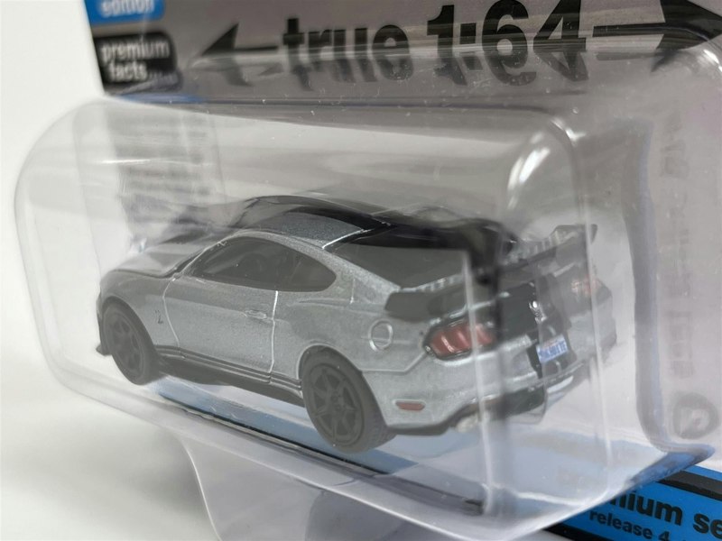 Autoworld 2021 Shelby GT 500 Carbon Fiber Track Pack Iconic Silver 1:64 Autoworld AW64382B