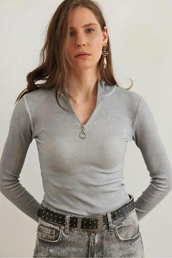 Hoxton Gal Zippered Turtleneck Stretch Blouse