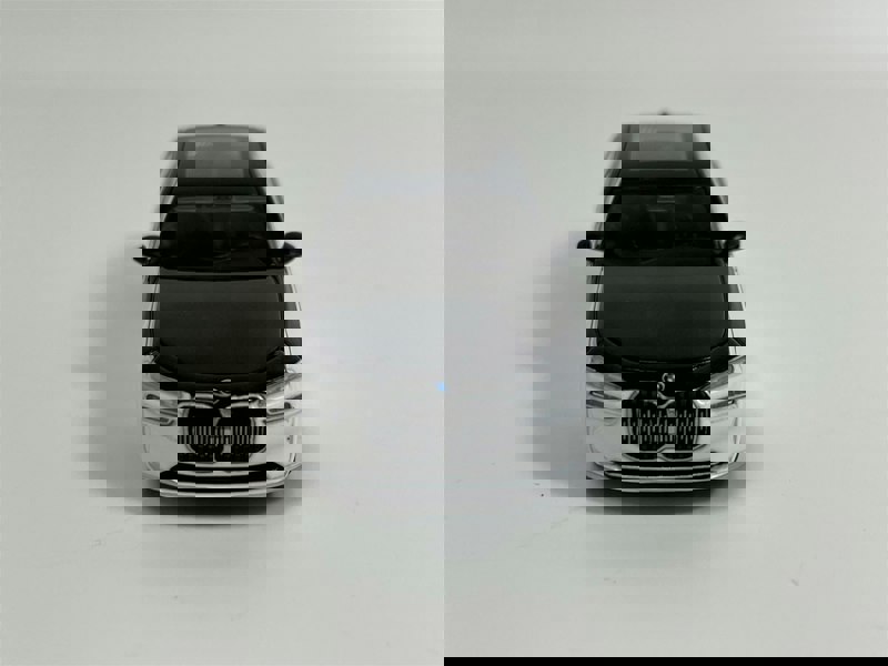 Mini GT BMW i7 xDrive60 Alpine White Black Sapphire RHD 1:64 Mini GT MGT00959R