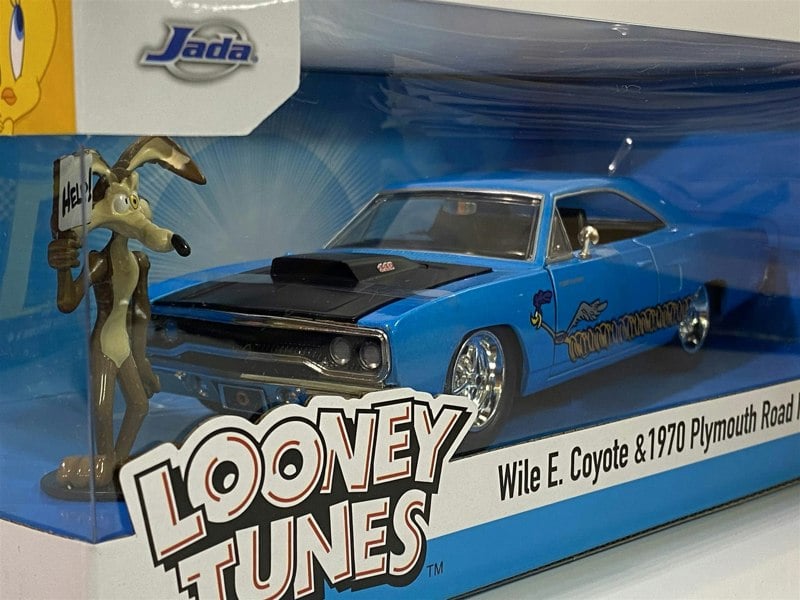 wile e coyote and 1970 plymouth road runner 1:24 scale jada 32038