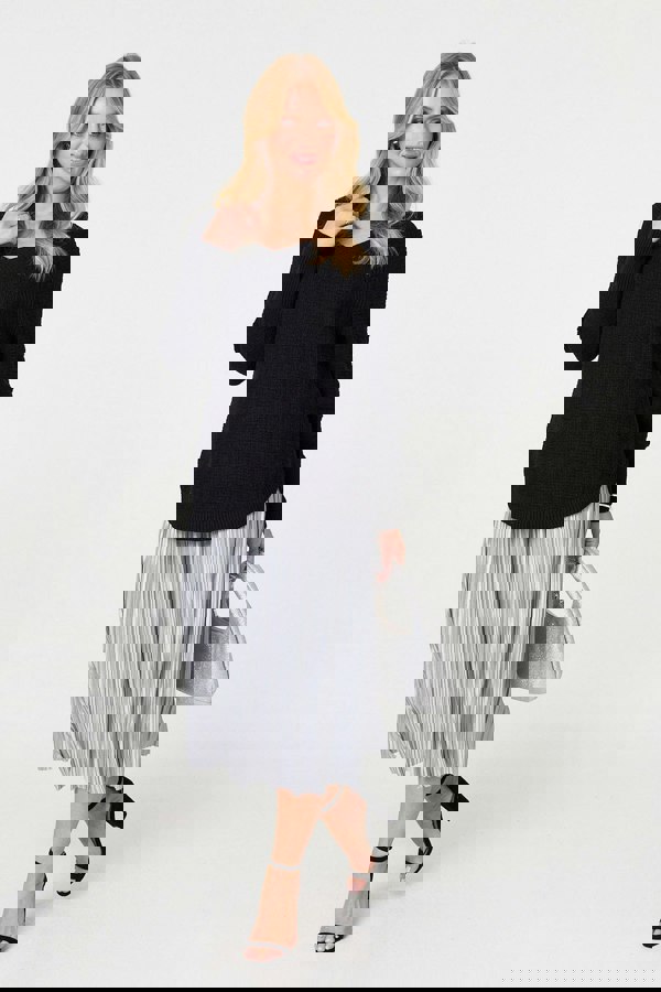 Black | Textured V-Neck Relaxed Curve Hem Jumper
