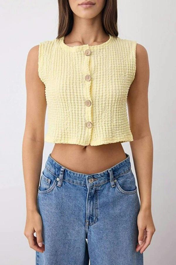 WOVCOR Textured Buttoned Crop Stretch Knit Vest