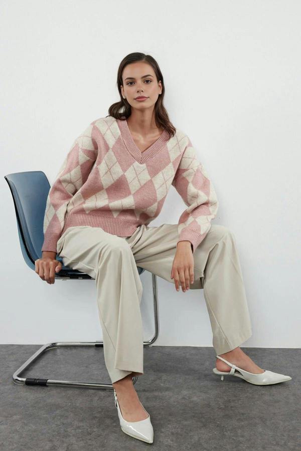 WOVCOR Soft-Textured V-Neck Argyle Pattern Knit Sweater
