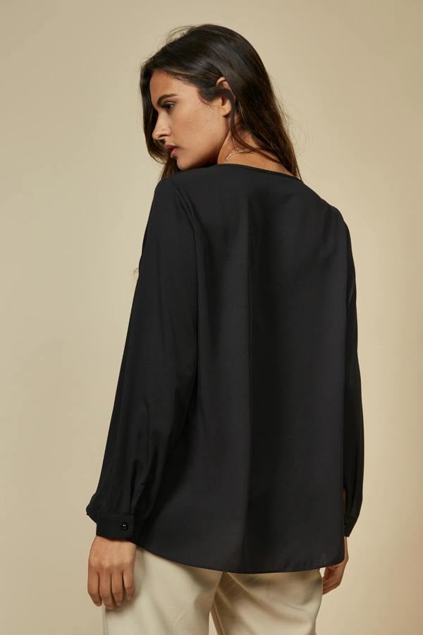 Hoxton Gal Long Sleeves Relaxed Fit Layered Top with Necklace in Black