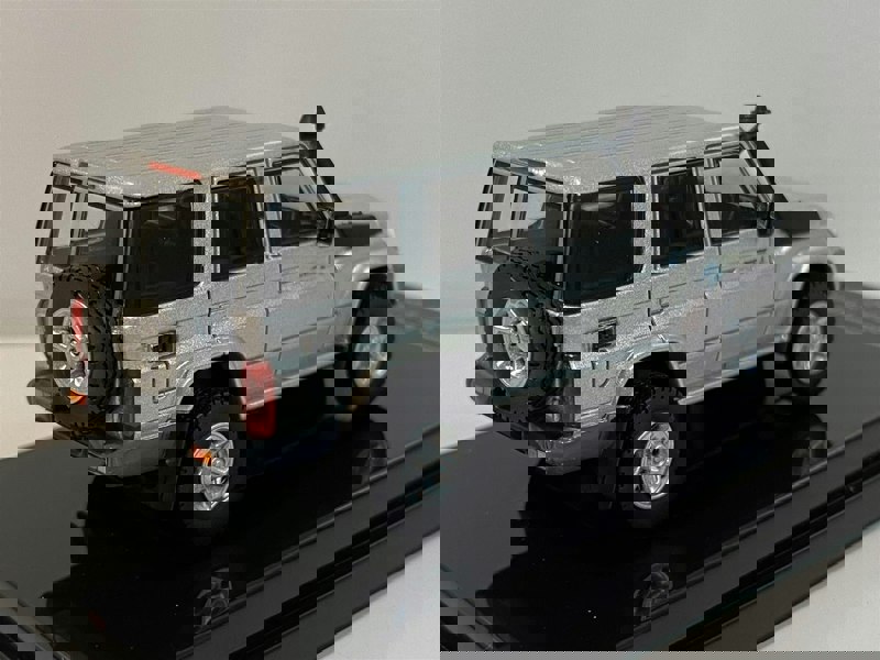 toyota land cruiser 76 silver pearl 1:64 scale paragon 65312r