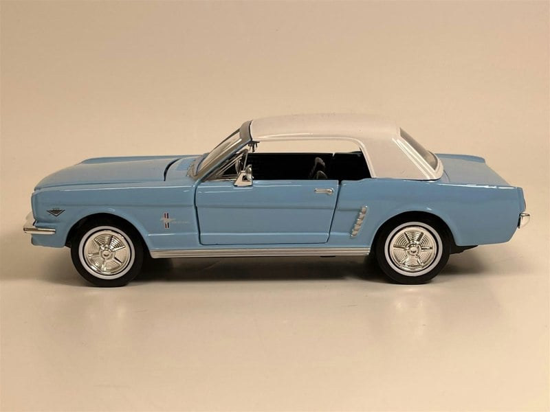 Motormax 007 James Bond Thunderball 1964 1/2 Ford Mustang 1:24 Scale Motormax 79855