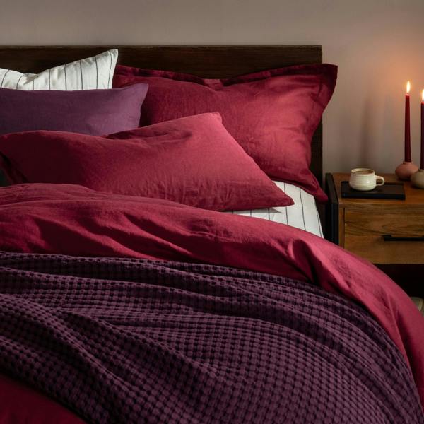 Raspberry French Linen Bed Set Superking - breathable, natural, close-up detail 2 | Soak and Sleep