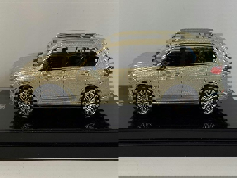 bmw x7 sunstone 1:64 scale paragon 55196l