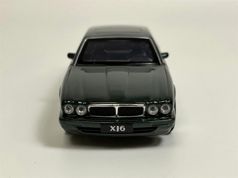 Tayumo Jaguar X16 LHD Emerald Green 1:36 Scale - 36100020