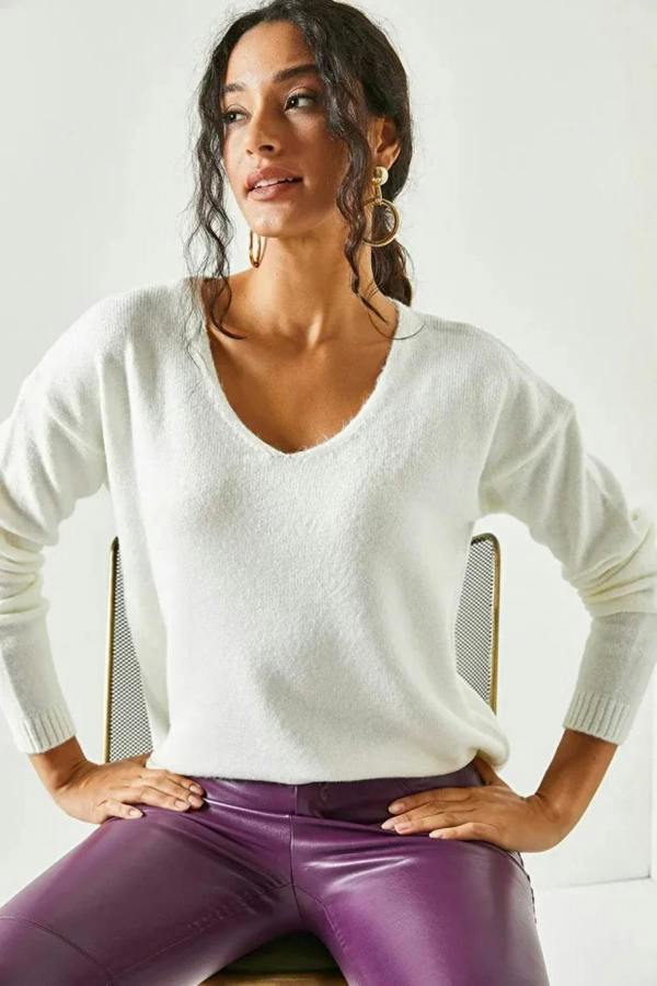 Hoxton Gal V-Neck Soft-Texture Knit Sweater