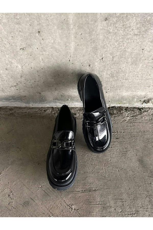 Izzah Chain Detail Casual Slip On Shoes - Black