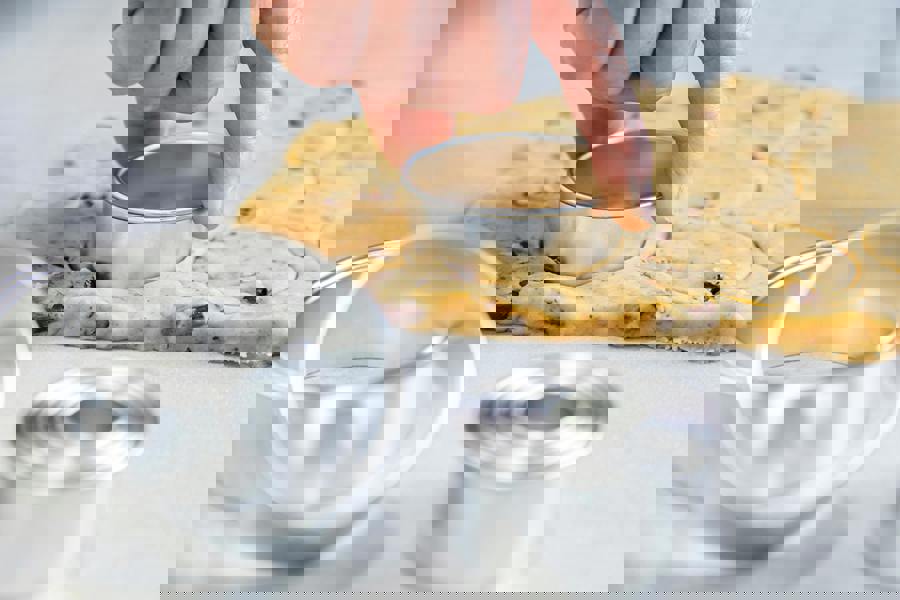 KitchenCraft Eleven Round Plain Pastry Cutters With Metal Storage Tin