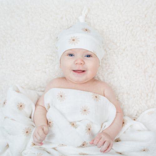Lulujo - Hello World Bamboo Hat and Swaddle Gift Set - Daisies