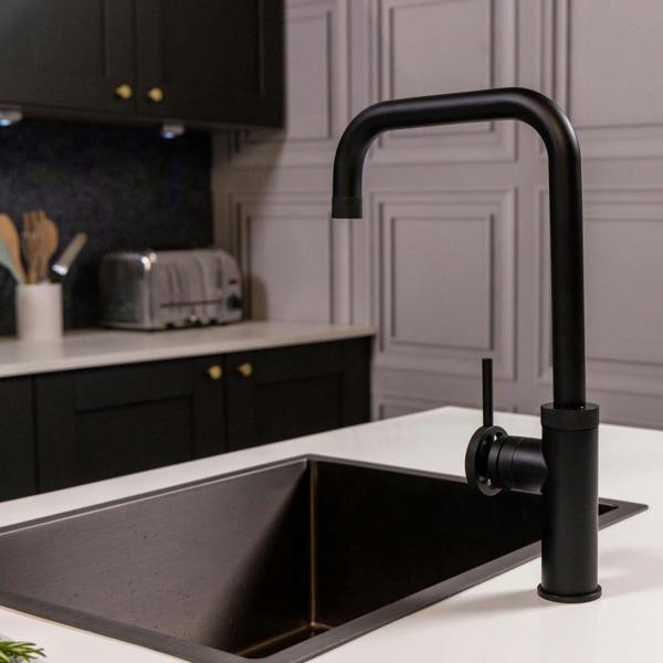 Flode Hjul  | Single Lever Industrial Style Kitchen Tap | Swan Neck Design | Matt Black