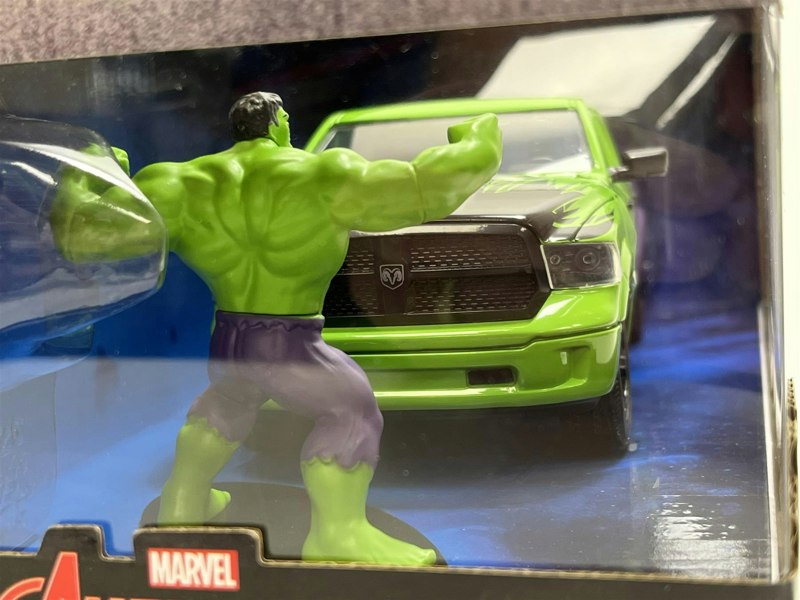 Jada Marvel Avengers Hulk Figure and 2014 Ram 1500 1:24 Scale 99726 253225029