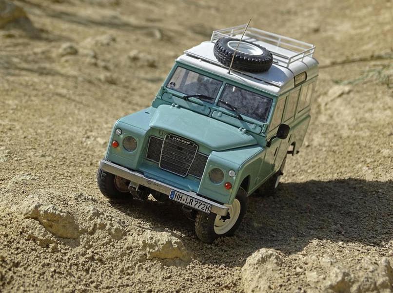 Revell Land Rover Series III LWB Station (1:24 Scale)