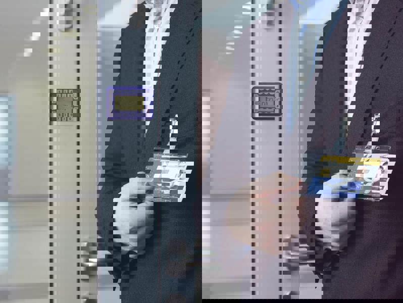 Durable Enclosed DUO 2 Card Clip Security Pass ID Badge Holder | 25 Pack | Clear