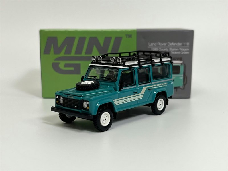 Mini GT Land Rover Defender 110 1985 County Station Wagon Green LHD 1:64 Mini GT MGT00590L