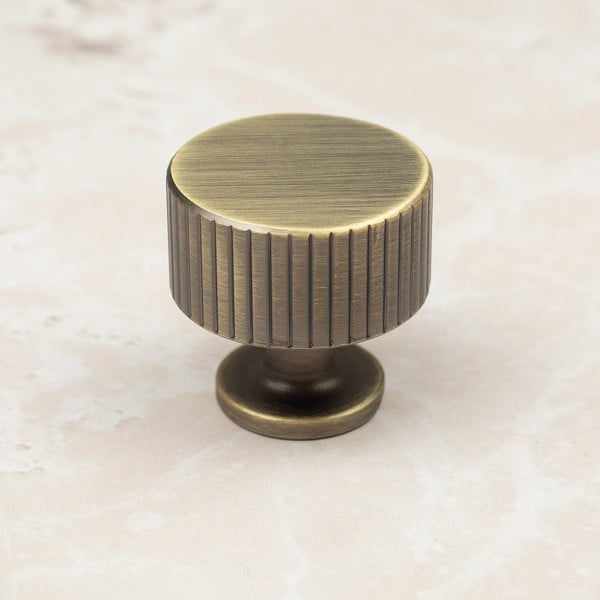 Handle & Home Antique Brass Reeded Knob/Handles
