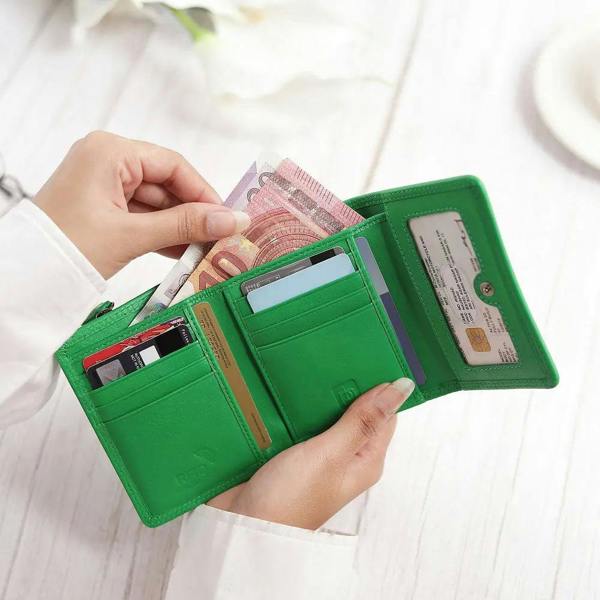 open view of green soft leater purse giorgia verona
