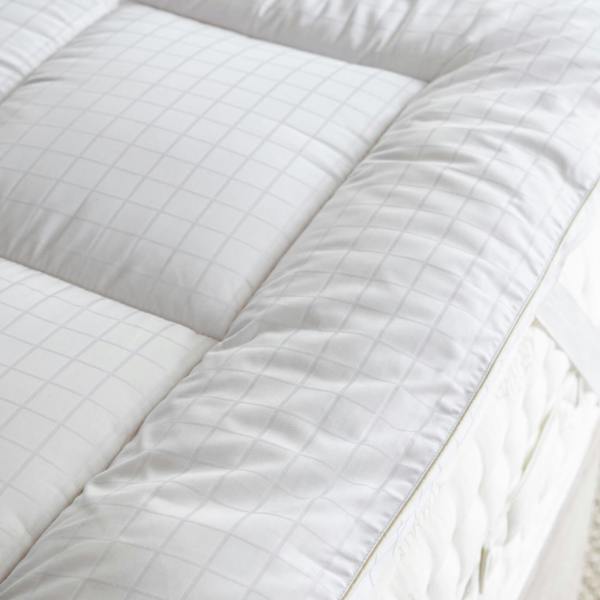 Soak&Sleep Soft As Down With Silk Mattress Topper