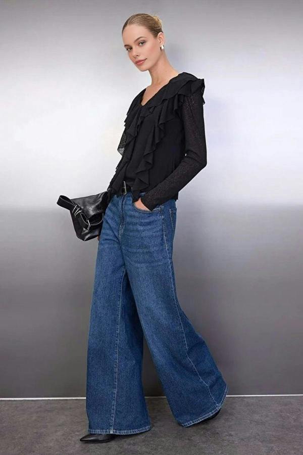 WOVCOR Flounced Ruffle V-Neck Regular Knit Blouse