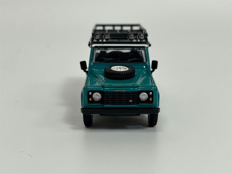 Mini GT Land Rover Defender 110 1985 County Station Wagon Green RHD 1:64 Mini GT MGT00590R