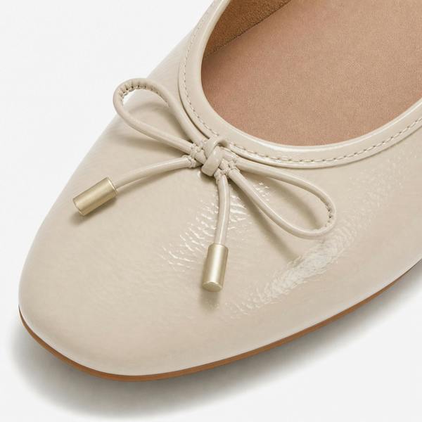 FitFlop DELICATO BOW TEXTURED PATENT-LEATHER Ballerina Shoes in Light Brown