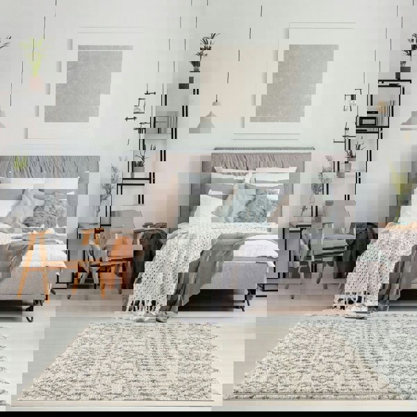 Shaggy Rug Ivory-Grey colours non-shedding, pet-friendly.