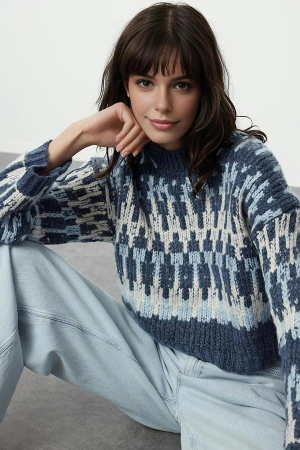 WOVCOR Soft-Textured Ethnic Pattern Thick Cropped Knit Sweater
