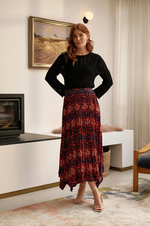 Red | Printed Box Pleat Hanky Hem Midi Skirt : Model is 5'9"/175 cm and wears UK8/EU36/US4/AUS8