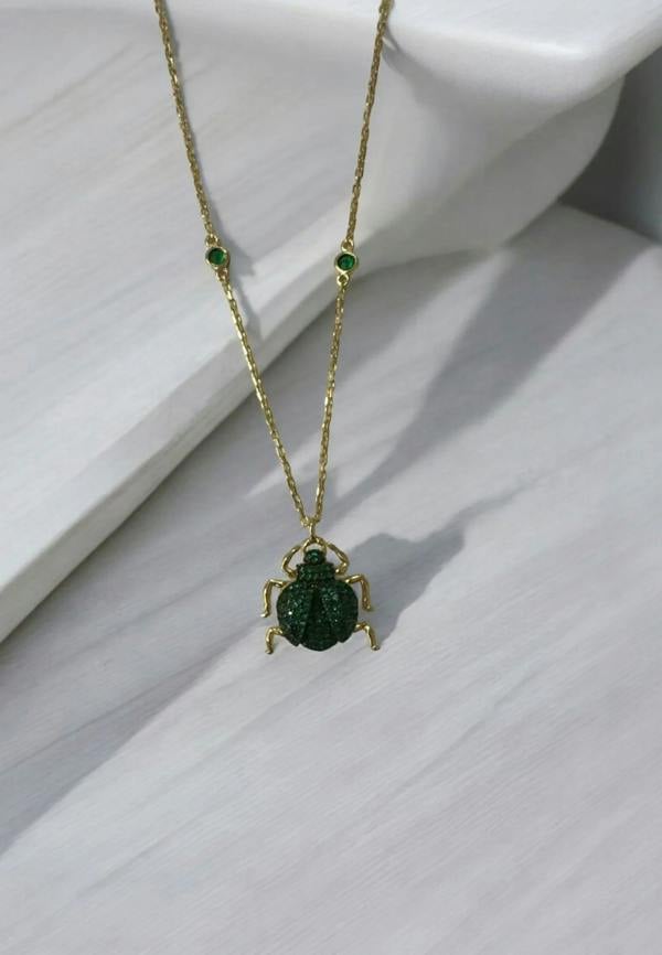 Still life of the necklace.