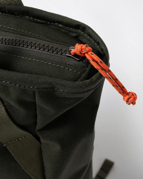top opening detail of a Fjallraven Vardag 22L Unisex Totepack in Deep Forest 662