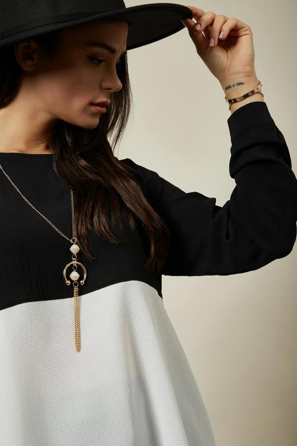Hoxton Gal Long Sleeve Relaxed Fit Block Top With Necklace In Black And White