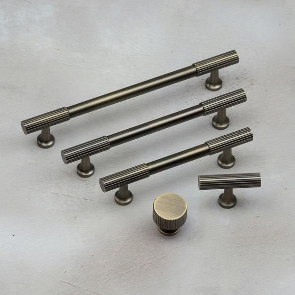 Handle & Home Antique Brass Reeded Knob/Handles