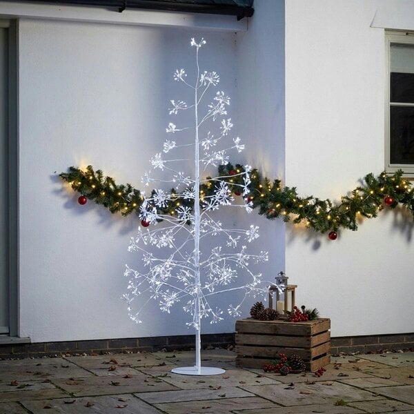 Garden Greatness Tall Frosted Twinkling Tree Light