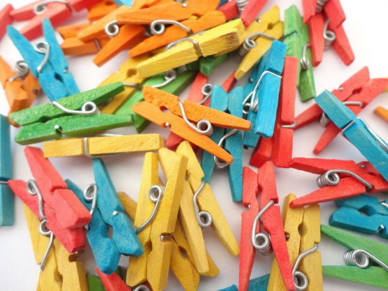 Shatchi 25mm Wooden Mini Clothes Pegs Assorted Colours Pack of 100 for Crafts, Photos and Displays