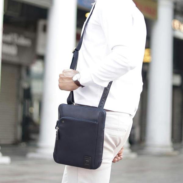Medium Leather Messenger Bag – Tuscan 7353 Navy (2)